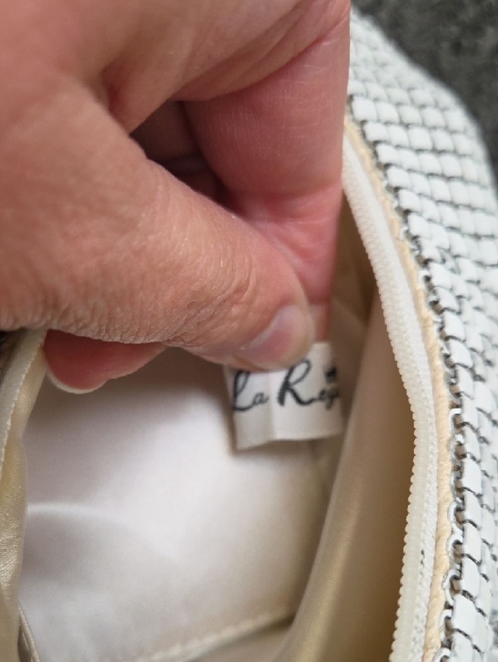 La Regale Silver-White Metal Mesh Crossbody Bag - Picture 2 of 10